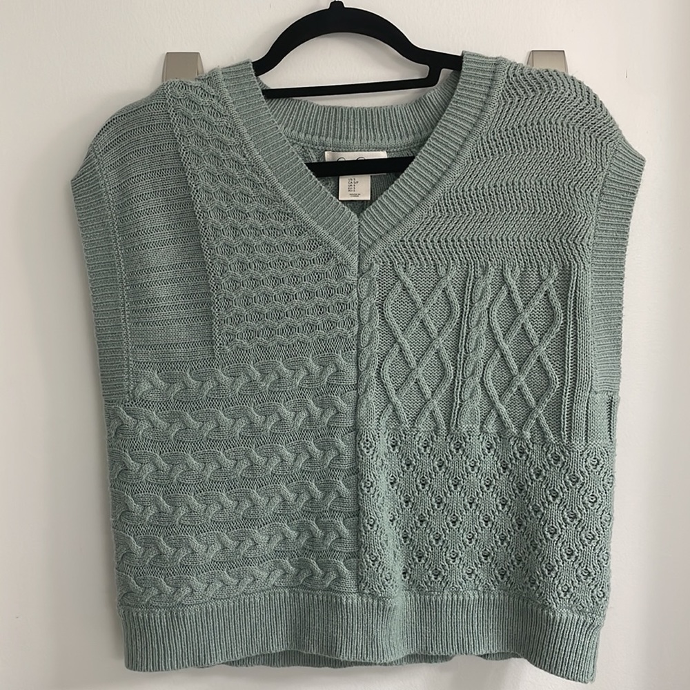Cableknit sleeveless sweater